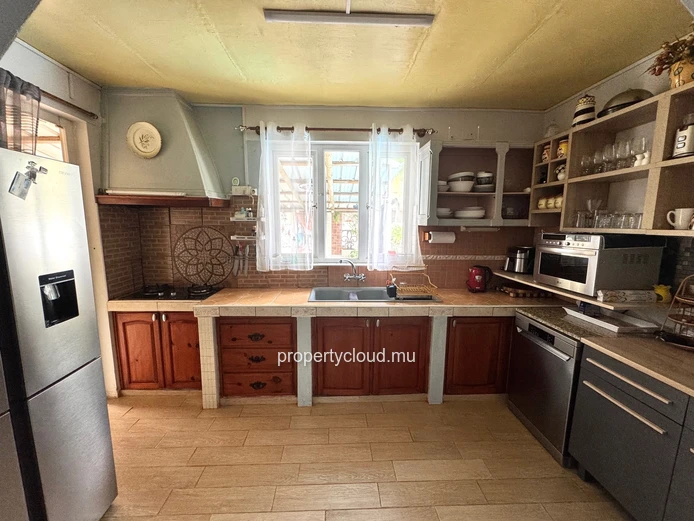 Albion – For sale, two villas with swimming pools, close to the beach