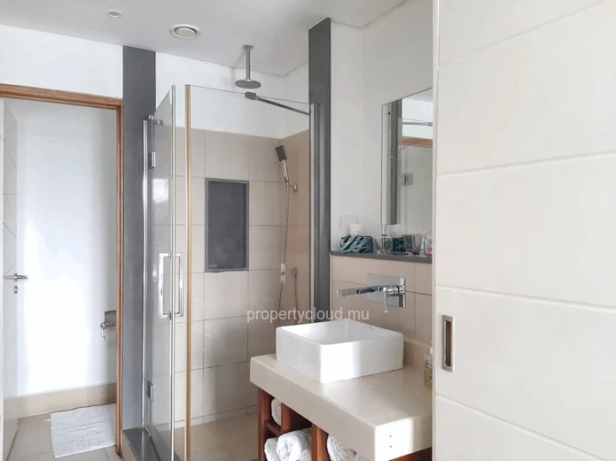 Rivière Noire à vendre superbe appartement 2 chambres avec une place d'amarrage accessible aux étrangers situé à l'es...