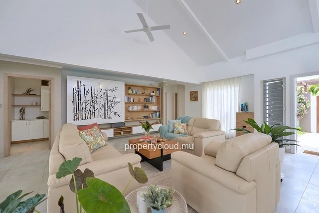For sale: villa in a prestigious residence accessible to foreigners. Two minutes from the center of Grand Baie.