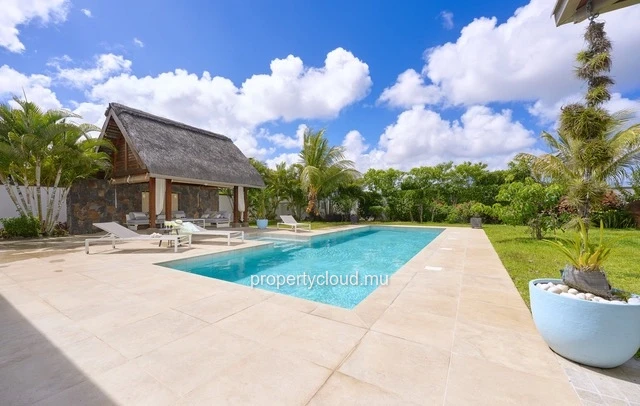For sale: villa in a prestigious residence accessible to foreigners. Two minutes from the center of Grand Baie.