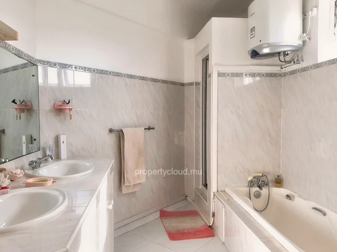 Quatre Bornes for sale comfortable furnished 3 bedroom apartment in secure residence with swimming pool and gym close...