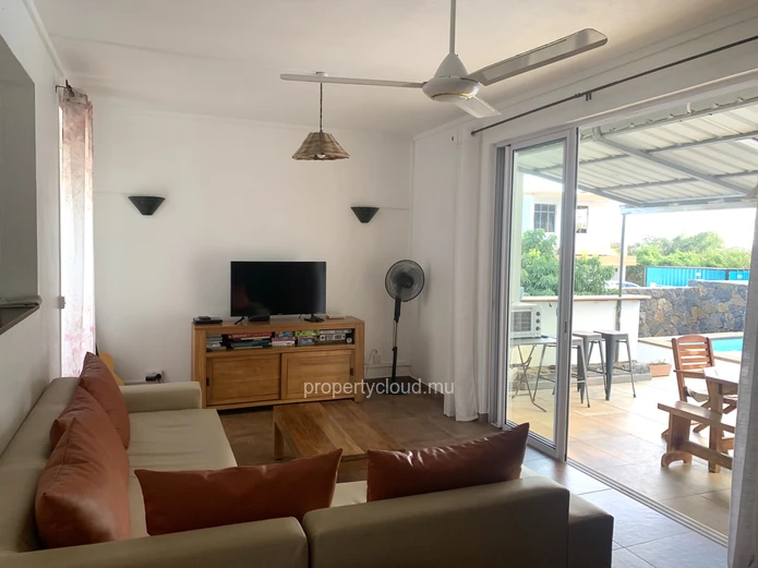 Flic en Flac for sale pleasant renovated 4 bedroom villa with swimming pool and garage located in a residential and q...