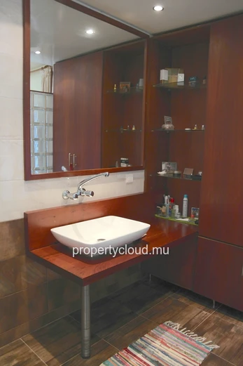 Flic en Flac, 2-bedroom apartment for rent in a villa 300 meters from the beach with a shared garden