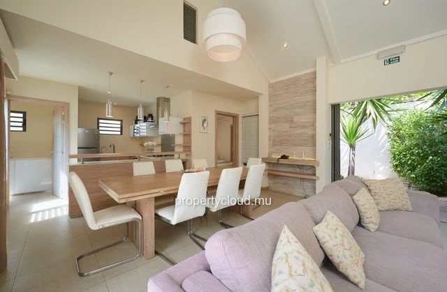 For sale: villa in a prestigious residence accessible to foreigners. Two minutes from the center of Grand Baie.