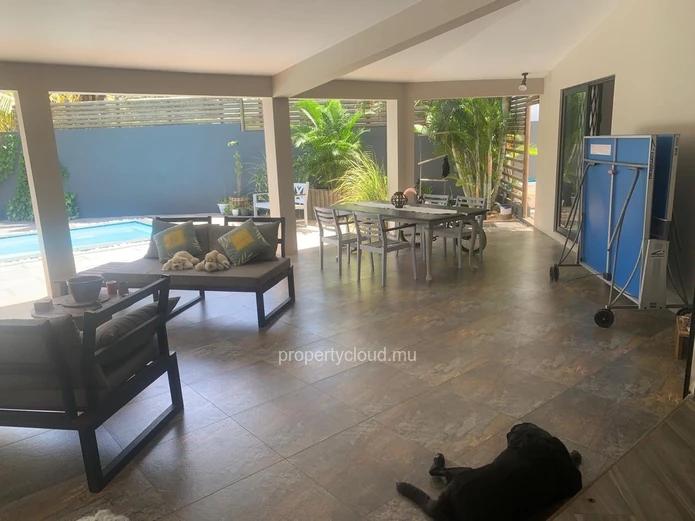 Serenity and peaceful life in Calodyne: 4 bedroom villa for sale.