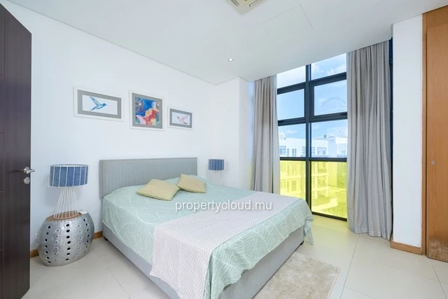 A vendre appartement Accessible aux étrangers (R+2) sur Grand Baie La Croisette, duplex de 130 m2, vendu meublé et éq...