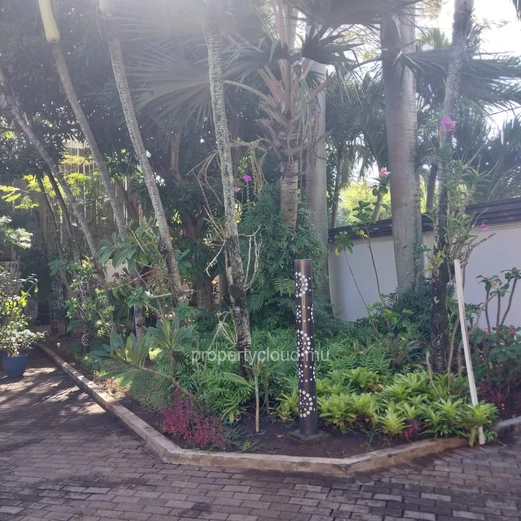 For sale large and comfortable residence of 350 m2 with private swimming pool and beautiful wooded courtyard in Trou ...