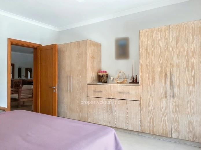 Black River for sale comfortable 4 bedroom villa, located in a secure residential area.