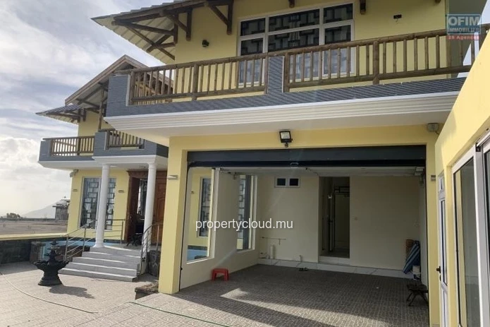 Quatre Bornes à vendre récente est immense Villa avec une vue époustouflante et qui possède quatre chambres, une pisc...
