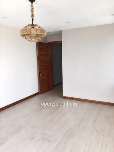 New contemporary villa in Pereybere – 6 bedrooms – Central swimming pool – Premium amenities