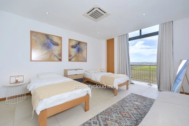 A vendre appartement Accessible aux étrangers (R+2) sur Grand Baie La Croisette, duplex de 130 m2, vendu meublé et éq...