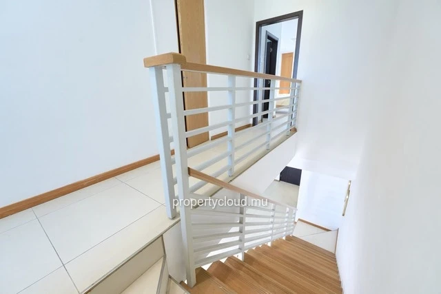 A vendre appartement Accessible aux étrangers (R+2) sur Grand Baie La Croisette, duplex de 130 m2, vendu meublé et éq...