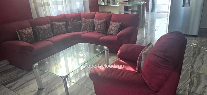 Flic en Flac – For sale: Large villa divided into 2 apartments, 7 bedrooms, a stone's throw from the beach and shops