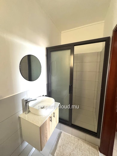 Flic en Flac for rent recent 2 bedroom apartment with swimming pool, gym, elevator and covered parking located in a s...
