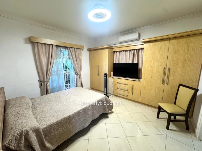 ALBION – FOR SALE – Spacious family villa with separate apartment, swimming pool and garage