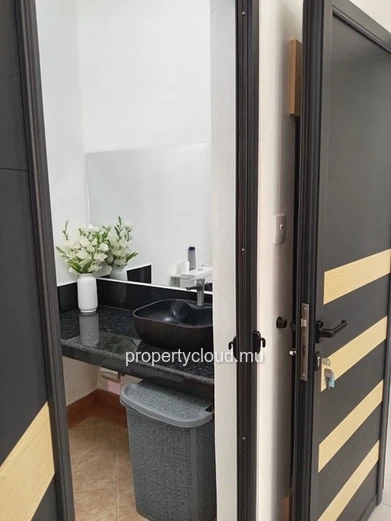 À Vendre – Immeuble Moderne Avec Forte Rentabilité Locative – Poste Lafayette