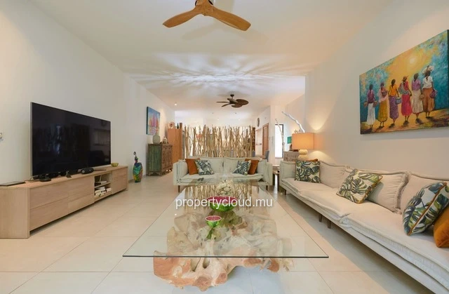 For sale: ground floor apartment in Pointe Aux Canonniers, accessible to foreigners.