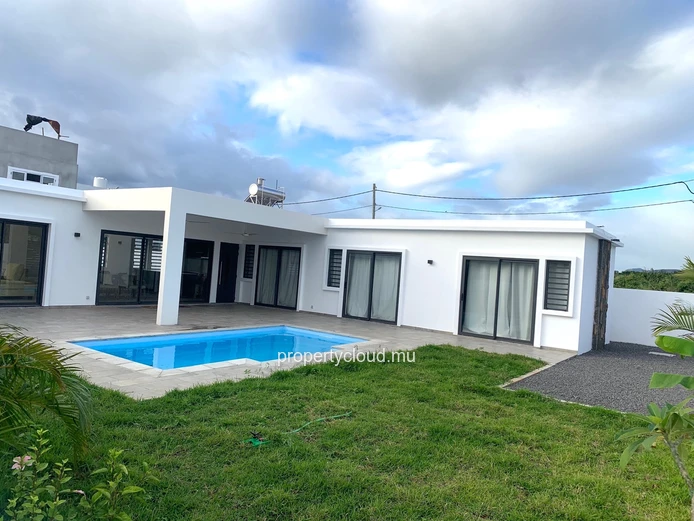 Albion for rent: Beautiful, recently built, single-storey villa with three bedrooms and swimming pool, located in a q...