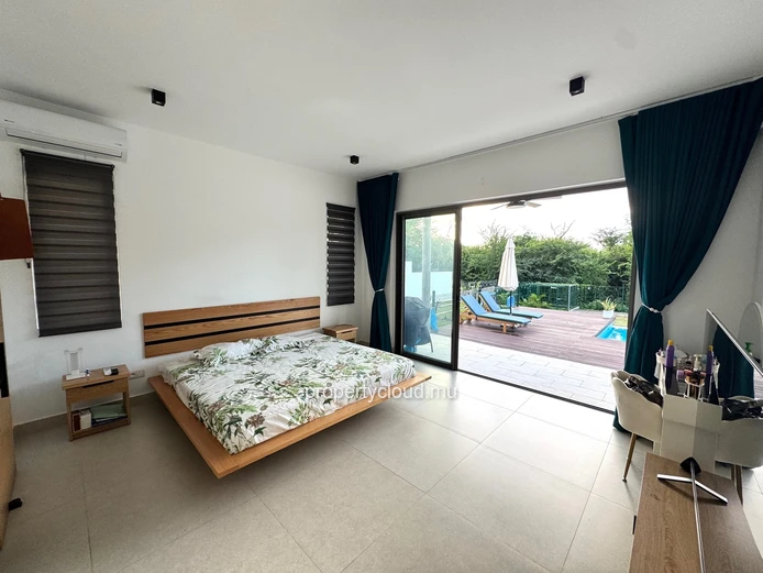  Flic en Flac, Mauritius: For sale, magnificent recent contemporary villa with swimming pool and nature views.