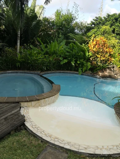For sale a spacious luxury villa of 505 m2 with swimming pool and beautiful garden in Hillside, Mapou.
