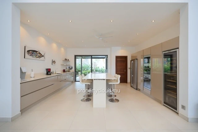 For sale: 4-bedroom villa with en suite rooms + office, 414.20 m2 on a 1,065 m2 plot, accessible to foreigners in Gra...