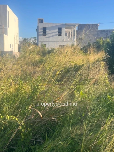 For Sale – 711 m² plot of land in Grand Baie – Strategic location