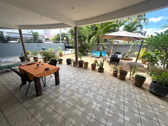 Flic en Flac – For sale: Large villa divided into 2 apartments, 7 bedrooms, a stone's throw from the beach and shops