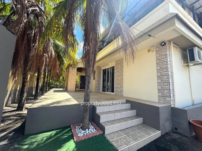Flic en Flac – For sale: spacious villa of 300 m², 5 bedrooms, located in a quiet residential area