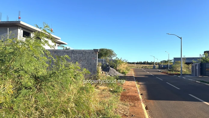  For sale in Albion – Beautiful plot of 585 m² (154 toises)