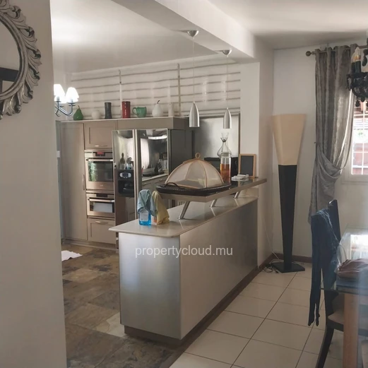 For sale large and comfortable residence of 350 m2 with private swimming pool and beautiful wooded courtyard in Trou ...