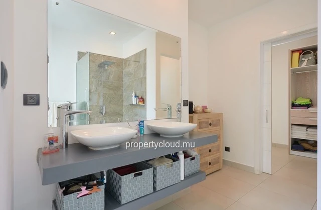 I am offering you, off the record, long-term rental in Cap Malheureux.