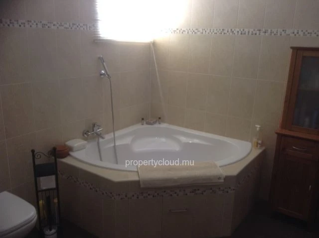 Large new villa of 2990p2 including 6 bedrooms in Calodyne