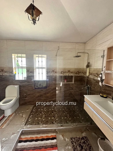 ALBION – FOR SALE – Spacious family villa with separate apartment, swimming pool and garage