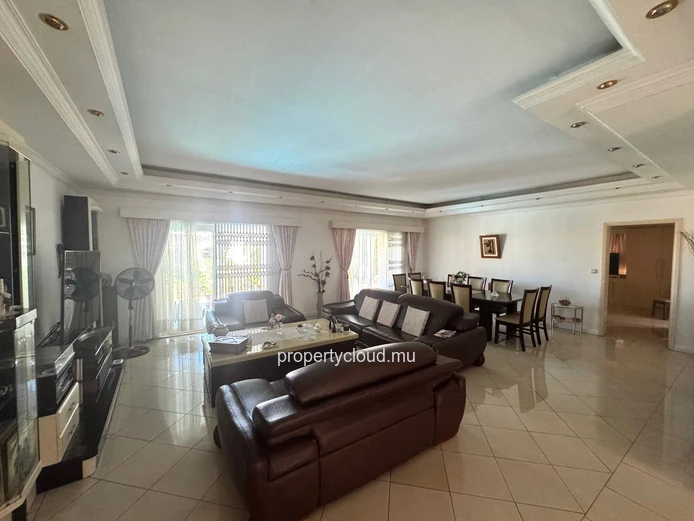 ALBION – FOR SALE – Spacious family villa with separate apartment, swimming pool and garage