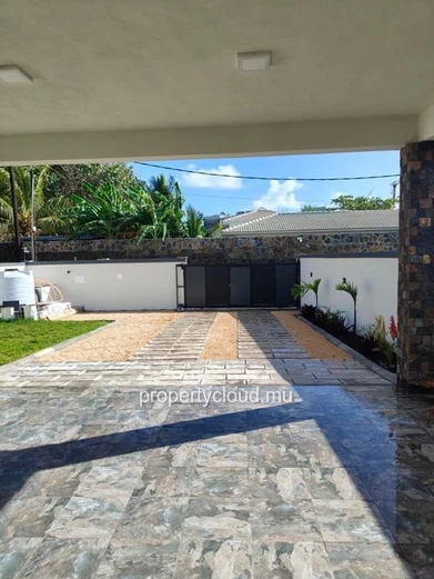 Modern Villa with Pool in Pereybere: Your Family Oasis!