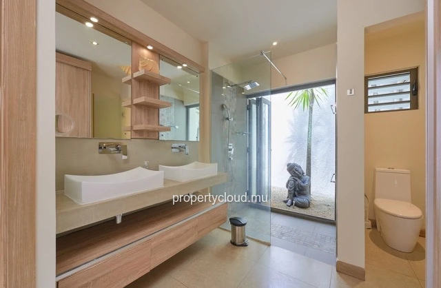 For sale: villa in a prestigious residence accessible to foreigners. Two minutes from the center of Grand Baie.