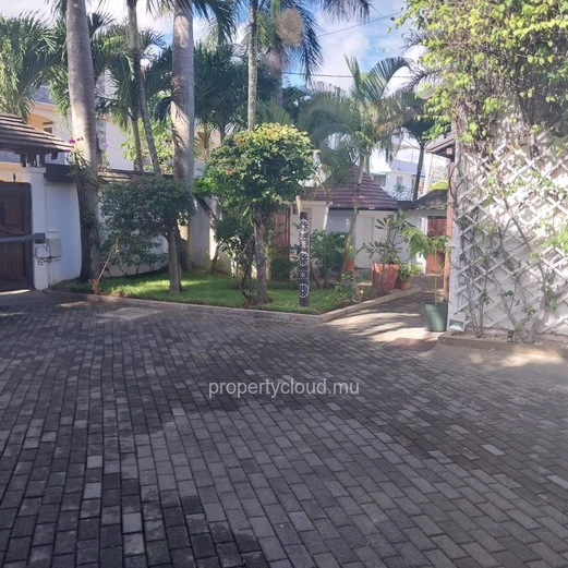 For sale large and comfortable residence of 350 m2 with private swimming pool and beautiful wooded courtyard in Trou ...