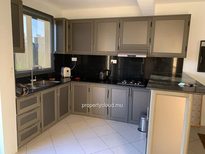 Flic en Flac: 3-bedroom triplex rental with swimming pool and unobstructed views of Flic en Flac