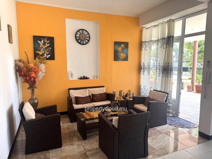 Flic en Flac – For sale: Large villa divided into 2 apartments, 7 bedrooms, a stone's throw from the beach and shops