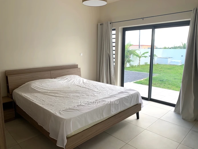 Albion for rent: Beautiful, recently built, single-storey villa with three bedrooms and swimming pool, located in a q...