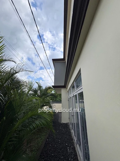 FOR SALE – House divided into 2 apartments – Pereybere