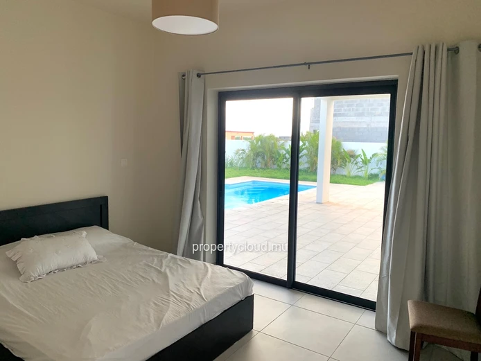 Albion for rent: Beautiful, recently built, single-storey villa with three bedrooms and swimming pool, located in a q...