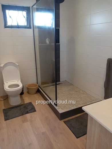 À LOUER : Superbe Duplex Entièrement Rénové avec Climatisation et Accès Piscines - Proche Goodlands