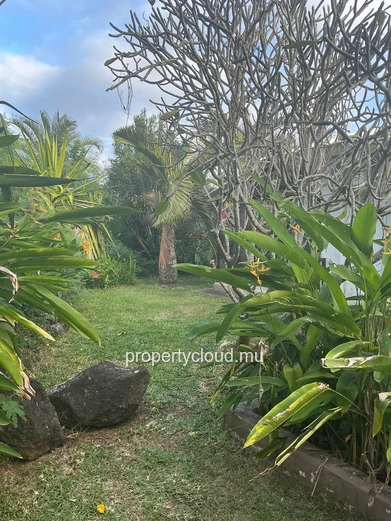 FOR RENT / Large 3-bedroom villa with annex (2 bedrooms) and 2100 m2 of garden / CALODYNE - Mauritius