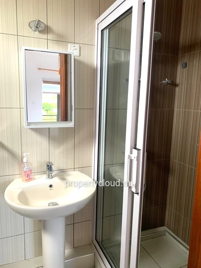 Flic en Flac, recently built 3-bedroom apartment for rent, located in a beautiful residence, 5 minutes walk from the ...