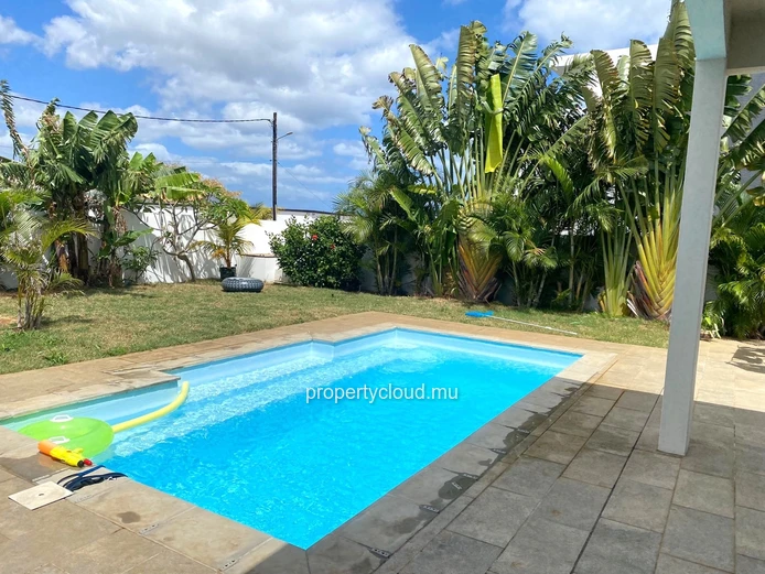 Albion for rent: Beautiful, recently built, single-storey villa with three bedrooms and swimming pool, located in a q...