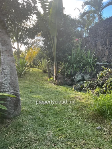 FOR RENT / Large 3-bedroom villa with annex (2 bedrooms) and 2100 m2 of garden / CALODYNE - Mauritius
