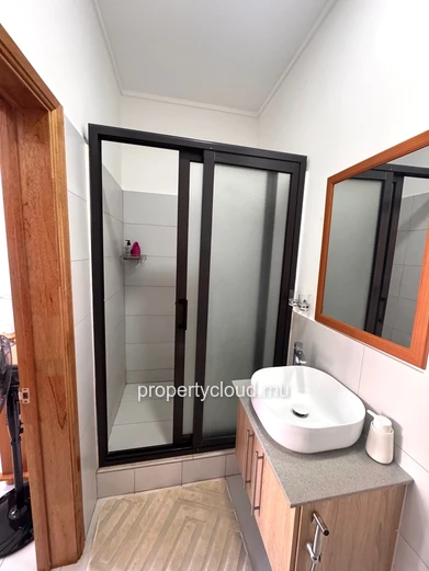 Flic en Flac – For rent, beautiful 1 bedroom apartment located in a luxury residence with swimming pool, gym and cove...