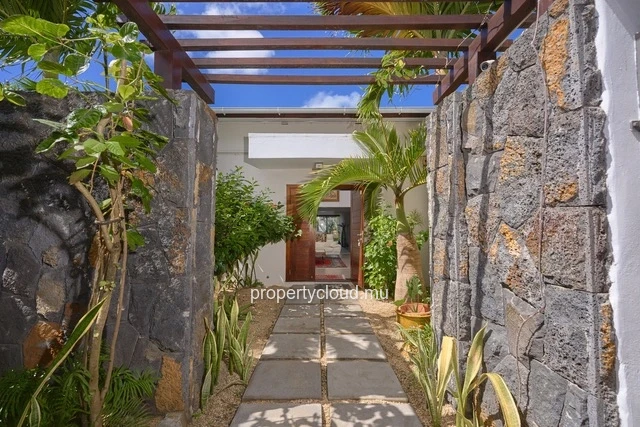 For sale: 4-bedroom villa accessible to foreigners, ideally located in La Salette, Grand Baie.