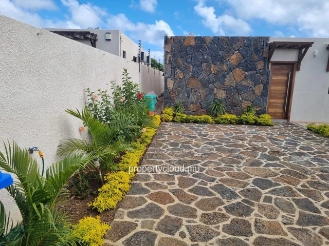 Seize a unique opportunity to acquire a spacious and modern villa in Grand Baie, in an exclusive program of 4 luxury ...
